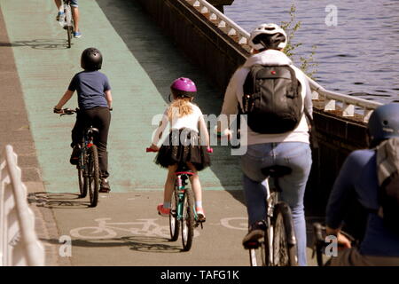 Glasgow, Schottland, Großbritannien, 24. Mai, 2019. UK Wetter: Sonnig Tag sah die Einheimischen genießen das Wetter auf den Straßen der Stadt, wie Leute auf die grünen Bereiche der Clyde Gehweg neben dem Fluss Clyde gespielt. Gerard Fähre / alamy Leben Nachrichten Stockfoto