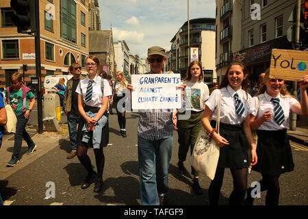 Brighton, UK. 24. Mai, 2019. Schule Kinder in Brighton Streik zu werben und die Forderung, die Regierung, etwas gegen die globale Erwärmung. Quelle: Rupert Rivett/Alamy leben Nachrichten Stockfoto