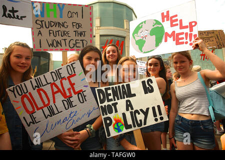 Brighton, UK. 24. Mai, 2019. Schule Kinder in Brighton Streik zu werben und die Forderung, die Regierung, etwas gegen die globale Erwärmung. Quelle: Rupert Rivett/Alamy leben Nachrichten Stockfoto