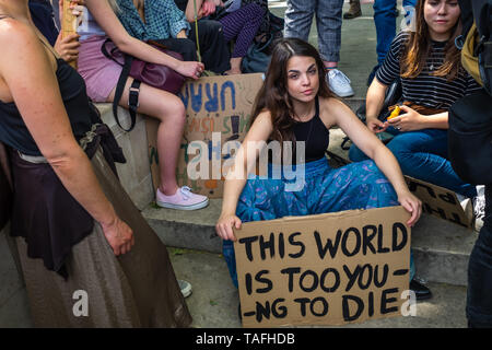 London, Großbritannien. 24. Mai 2019. Studenten protestieren in London und weltweit über 100 Standorten in Großbritannien in das globale Klima Streik gegen den Mangel an Maßnahmen der Regierungen die Klimakrise zu bekämpfen. Sie stehen im Parlament Platz nach dem Protest an der Abteilung für Bildung, anspruchsvollen Lehrplans ändern über das Klima zu lehren und gehen auf toprotest in Downing Street, Traflagar Square und das BEIS. Peter Marshall / alamy Leben Nachrichten Stockfoto