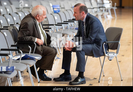 München, Deutschland. 24. Mai, 2019. Manfred Weber (r, CSU), Spitzenkandidat der EVP für die Europawahl 2019, und Joseph Daul, Vorsitzender der EVP, zusammen sitzen nach der gemeinsamen Abschlusskundgebung der EVP, CDU und CSU. Credit: Sven Hoppe/dpa/Alamy leben Nachrichten Stockfoto