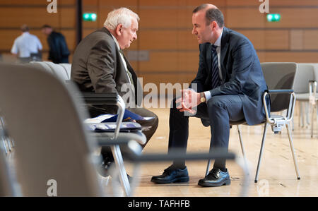 München, Deutschland. 24. Mai, 2019. Manfred Weber (r, CSU), Spitzenkandidat der EVP für die Europawahl 2019, und Joseph Daul, Vorsitzender der EVP, zusammen sitzen nach der gemeinsamen Abschlusskundgebung der EVP, CDU und CSU. Credit: Sven Hoppe/dpa/Alamy leben Nachrichten Stockfoto