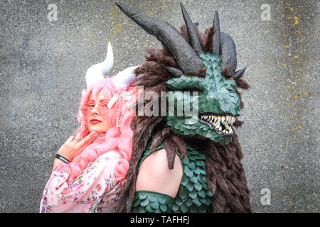 ExCel London, Großbritannien, 24. Mai 2019. Zwei ursprünglichen Schöpfung Zeichen stellen in ihren Outfits. Wie andere, sie verbrachten Stunden ihre Outfits vorbereiten. Tausende von cosplayer, Gamer und Liebhaber von Film- und TV-Fantasy und Sci Fi in Kostümen kommen zusammen am Eröffnungstag der MCM Comicon bei ExCel London. Credit: Imageplotter/Alamy leben Nachrichten Stockfoto
