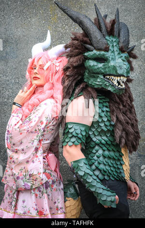 ExCel London, Großbritannien, 24. Mai 2019. Zwei ursprünglichen Schöpfung Zeichen stellen in ihren Outfits. Wie andere, sie verbrachten Stunden ihre Outfits vorbereiten. Tausende von cosplayer, Gamer und Liebhaber von Film- und TV-Fantasy und Sci Fi in Kostümen kommen zusammen am Eröffnungstag der MCM Comicon bei ExCel London. Credit: Imageplotter/Alamy leben Nachrichten Stockfoto