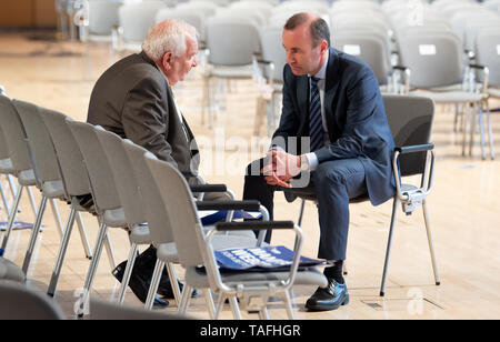 München, Deutschland. 24. Mai, 2019. Manfred Weber (r, CSU), Spitzenkandidat der EVP für die Europawahl 2019, und Joseph Daul, Vorsitzender der EVP, zusammen sitzen nach der gemeinsamen Abschlusskundgebung der EVP, CDU und CSU. Credit: Sven Hoppe/dpa/Alamy leben Nachrichten Stockfoto