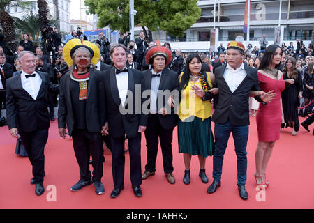 Cannes, Frankreich. 24. Mai, 2019. 72. Filmfestival in Cannes 2019, Red Carpet Film: '' "sybil" dargestellt: Chief Raoni Metuktire, Jean-Pierre Dutilleux Credit: Unabhängige Fotoagentur/Alamy leben Nachrichten Stockfoto