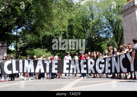 New York, NY, USA. 24. Mai, 2019. Teilnehmen an anderen Studenten in 110 Ländern, Hunderte von New York Jugendliche ging aus ihren Klassenzimmern und Sammelten am Columbus Circle in Manhattan am 24. Mai 2019. Fordern Politiker und Unternehmer die Umwelt von Treibhausgasemissionen zu schützen und die Auswirkungen auf die Umwelt hat. Das Klima eine Sofortmaßnahme ist von Schwedischen jugendlich inspiriert - Aktivist Gretas Thunberg" Freitags für Zukunft" Bewegung. © 2019 G. Ronald Lopez/Alamy leben Nachrichten Stockfoto