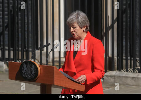 London, Großbritannien. 24. Mai, 2019. Premierminister Theresa May macht eine Aussage außerhalb 10 Downing Street angekündigt, sie wird am Freitag, 7. Juni 2019 als Führer der Konservativen Partei und als Ministerpräsident zurücktreten. Sie wird als geschäftsführende Ministerpräsident bleiben, bis die Konservative Partei Mitglieder einen neuen Führer zu wählen. Der neue Premierminister wird wahrscheinlich in Post per Ende Juli Kreditkarten: Amer ghazzal/Alamy leben Nachrichten Stockfoto