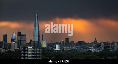 London, Großbritannien. 24. Mai, 2019. UK Wetter: Dramatische warmen Lichtstrahlen füllen Sie den Himmel über der Stadt kurz vor Sonnenuntergang mit dem Shard Hochhaus Gebäude im Blick. Credit: Guy Corbishley/Alamy leben Nachrichten Stockfoto