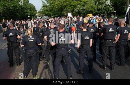 Berlin, Deutschland. 24. Mai, 2019. Polizisten stoppen auf dem Saatwinkler Damm, kurz vor dem Eingang zum Flughafen Tegel, dem Teilnehmer der Fahrrad Demonstration des Aussterbens Rebellion Berlin. Die Mitglieder und Anhänger der ökologischen Bewegung ursprünglich wollte einige Runden auf die Zufahrten zum Flughafen zu tun. Mit dieser Aktion, die Aktivisten wollten gegen die ständig wachsende Zahl der Flüge und die damit verbundene Verschmutzung der Umwelt zu protestieren. Credit: Paul Zinken/dpa/Alamy leben Nachrichten Stockfoto