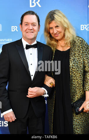 München, Deutschland. 24. Mai, 2019. Jürgen TONKEL (Schauspieler), mit Frau Eva. Roter Teppich, Roter Teppich, der Bayerische Fernsehpreis 2019 am 24.05.2019. | Verwendung der weltweiten Kredit: dpa/Alamy leben Nachrichten Stockfoto