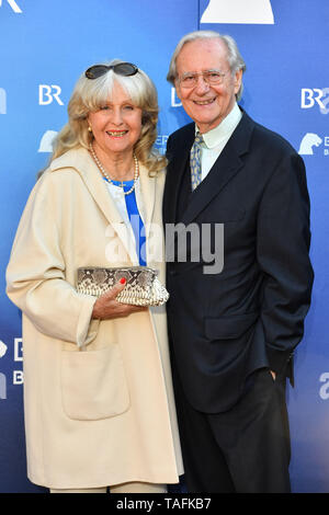 München, Deutschland. 24. Mai, 2019. Wilfried KLAUS (Brille) mit Eherau Wera, Roter Teppich, Roter Teppich, der Bayerische Fernsehpreis 2019 am 24.05.2019. | Verwendung der weltweiten Kredit: dpa/Alamy leben Nachrichten Stockfoto