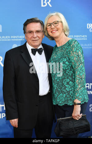 München, Deutschland. 24. Mai, 2019. Elmar Wepper (Schauspieler), mit Frau Anita. Roter Teppich, Roter Teppich, der Bayerische Fernsehpreis 2019 am 24.05.2019. | Verwendung der weltweiten Kredit: dpa/Alamy leben Nachrichten Stockfoto