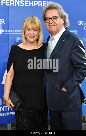 Helmut Markwort mit Frau Patricia RIEKEL. Roter Teppich, Roter Teppich, der Bayerische Fernsehpreis 2019 am 24.05.2019. | Verwendung weltweit Stockfoto
