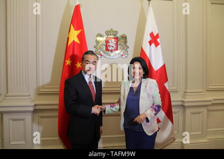 Tiflis, Georgien. 24. Mai, 2019. Der georgische Präsident Salome Surabischwili (R) trifft mit dem chinesischen Staatsrat und Außenminister Wang Yi in Tiflis, Georgien, 24. Mai 2019. Credit: Li Ming/Xinhua/Alamy leben Nachrichten Stockfoto