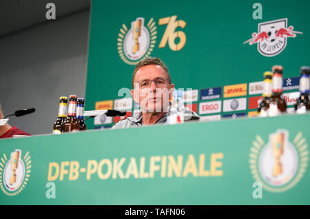 Berlin, Deutschland. 24. Mai, 2019. Der Leipziger Trainer Ralf Rangnick besucht eine Pressekonferenz für die kommenden Deutschen Cup Finale zwischen RB Leipzig und FC Bayern München in Berlin, Hauptstadt der Bundesrepublik Deutschland, am 24. Mai 2019. Credit: Kevin Voigt/Xinhua/Alamy leben Nachrichten Stockfoto