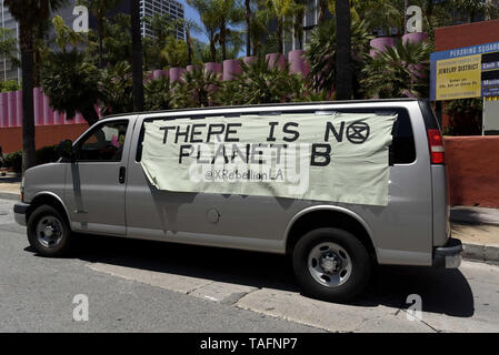 Los Angeles, Kalifornien, USA. 15 Mär, 2019. Ein van ist mit einem Banner, das liest Kein Planet B wird während der Klimawandel Demonstration. Studenten und Umweltaktivisten gesehen in einem Klima Streik in Los Angeles, Kalifornien teilnehmen. Veranstalter auf dem Trump Verwaltung bezeichnet einen Zustand der Klima Notstand auszurufen, um den Planeten zu speichern, erstellen Sie einen Grünen New Deal und Übergang in eine emissionsfreie Wirtschaft. Credit: Ronen Tivony/SOPA Images/ZUMA Draht/Alamy leben Nachrichten Stockfoto