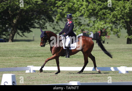 Houghton, UK. 24. Mai, 2019. Zara Tindall setzt Watkins durch die Dressur Stadium an der Sarazenen Pferd Feeds Houghton International Horse Trials, Houghton Hall, Norfolk, Großbritannien am 24. Mai 2019. Credit: Paul Marriott/Alamy leben Nachrichten Stockfoto