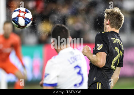 Los Angeles, CA, USA. 24. Mai, 2019. Eine Menge Schweiß fliegt das Gesicht des Los Angeles FC defender Walker Zimmerman (25), nachdem er einen Ball in das Gesicht während des Spiels zwischen Montreal und Los Angeles FC am Stadion Banc von Kalifornien in Los Angeles, CA., USA stattfindet. (Foto von Peter Joneleit) Credit: Csm/Alamy leben Nachrichten Stockfoto