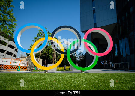 Olympische Ringe sind in Japan Sport Olympic Square in der Nähe von Olympiastadion am 25 Mai, 2019 in Tokyo Japan angezeigt. Japan ist Gastgeber der Olympischen Sommerspiele 2020 in Tokio vom 24. Juli bis 9. August im nächsten Jahr. Mai 25, 2019 Credit: Nicolas Datiche/LBA/Alamy leben Nachrichten Stockfoto