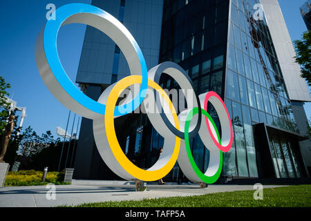 Olympische Ringe sind in Japan Sport Olympic Square in der Nähe von Olympiastadion am 25 Mai, 2019 in Tokyo Japan angezeigt. Japan ist Gastgeber der Olympischen Sommerspiele 2020 in Tokio vom 24. Juli bis 9. August im nächsten Jahr. Mai 25, 2019 Credit: Nicolas Datiche/LBA/Alamy leben Nachrichten Stockfoto