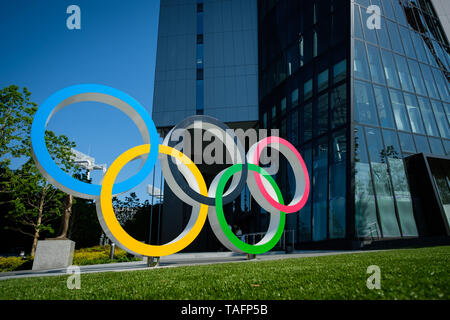 Olympische Ringe sind in Japan Sport Olympic Square in der Nähe von Olympiastadion am 25 Mai, 2019 in Tokyo Japan angezeigt. Japan ist Gastgeber der Olympischen Sommerspiele 2020 in Tokio vom 24. Juli bis 9. August im nächsten Jahr. Mai 25, 2019 Credit: Nicolas Datiche/LBA/Alamy leben Nachrichten Stockfoto