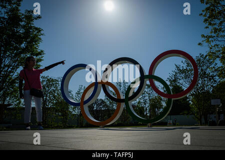 Olympische Ringe sind in Japan Sport Olympic Square in der Nähe von Olympiastadion am 25 Mai, 2019 in Tokyo Japan angezeigt. Japan ist Gastgeber der Olympischen Sommerspiele 2020 in Tokio vom 24. Juli bis 9. August im nächsten Jahr. Mai 25, 2019 Credit: Nicolas Datiche/LBA/Alamy leben Nachrichten Stockfoto