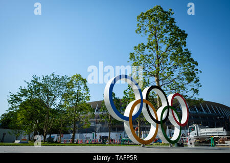 Olympische Ringe sind in Japan Sport Olympic Square in der Nähe von Olympiastadion am 25 Mai, 2019 in Tokyo Japan angezeigt. Japan ist Gastgeber der Olympischen Sommerspiele 2020 in Tokio vom 24. Juli bis 9. August im nächsten Jahr. Mai 25, 2019 Credit: Nicolas Datiche/LBA/Alamy leben Nachrichten Stockfoto