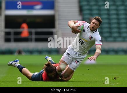 London, Großbritannien. 25 Mai, 2019. Steve Tomasin (USA) in Angriff genommen wird von Inaki Mateu (Spanien). HSBC world Rugby sevens Serie. Twickenham Stadium. London. UK. 25.05.2019. Credit: Sport in Bildern/Alamy leben Nachrichten Stockfoto