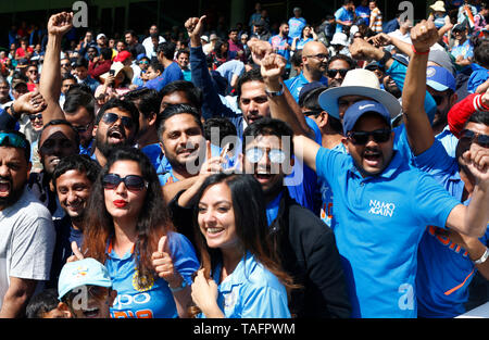 LONDON, Vereinigtes Königreich. 25 Mai, 2019. Indische Fans während der ICC-WM-Warm-up zwischen Indien und Neuseeland am Oval Stadium, London, am 25. Mai 2019 News News News Credit: Aktion Foto Sport/Alamy leben Nachrichten Stockfoto