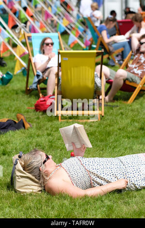 Hay Festival, Heu auf Wye, Powys, Wales, Großbritannien - Samstag, den 25. Mai 2019 - Besucher die warme Sonne auf dem Festival Rasen zwischen Ereignissen und Lautsprecher zu Beginn am 3. Tag dieses Jahre Festival genießen. Foto Steven Mai/Alamy leben Nachrichten Stockfoto