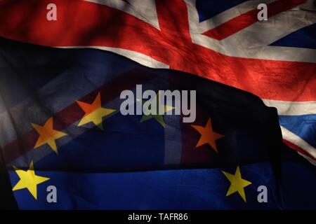 Peking, Großbritannien. 17 Jan, 2019. Eine EU-Flagge vor eine britische Flagge außerhalb der Häuser des Parlaments in London, Großbritannien, Jan. 17, 2019 gesehen. Quelle: Tim Irland/Xinhua/Alamy leben Nachrichten Stockfoto