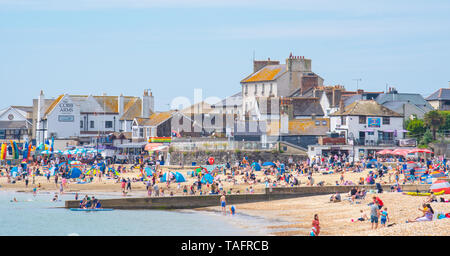 Lyme Regis, Dorset, Großbritannien. 25. Mai 2019. UK Wetter: Massen von Touristen und Besucher in Scharen zu den Strand in Lyme Regis in der heißen Sonne aalen als Küstenstadt am heißesten Tag des Jahres so weit brutzelt. Samstag ist der sonnigste Tag des späten May Bank Holiday Wochenende zu sein. Credit: Celia McMahon/Alamy Leben Nachrichten. Credit: Celia McMahon/Alamy leben Nachrichten Stockfoto