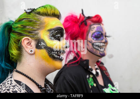 Morecambe, Großbritannien, 25. Mai, 2019. Marie & Sarah an der Morecambe Schön n Sleazy Punk & ska Festival 2019 Veranstaltung. Dieses kleine, freundliche, maximale Punk/Ska/New Wave Festival am Trimpell Sport und Social Club basiert. Das Line-up umfasst über 70 Punk und Ska Bands alternative rock Sachen. Credit: MediaWorldImages/Alamy Live News Credit: MediaWorldImages/Alamy leben Nachrichten Stockfoto