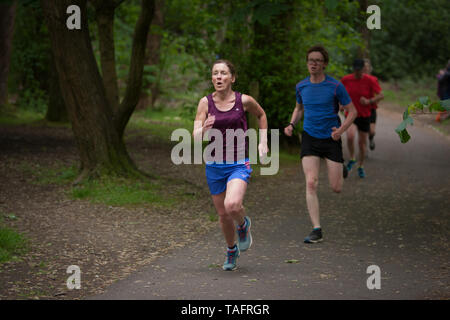 Glasgow, UK. 25 Mai, 2019. Die 534Th kostenlos und zeitlich Parkrun Veranstaltung findet in Pollok Country Park, mit lokalen laufenden Club Bellahouston Geländeläufer tun ein Freiwilliger - Übernahme, mit Ihrem Club Läufer erfüllen alle die ehrenamtlichen Positionen auf der Laufstrecke, in Glasgow, Schottland, am 25. Mai 2019. Diese Parkrun war der 534Th kostenlos und zeitlich Parkrun 5-km-Lauf im Park in Glasgows Southside gehalten, und ist einer der Hunderte solcher all-inclusive-Veranstaltungen in ganz Großbritannien abgehalten und international jedes Wochenende unter dem Parkrun Banner. Quelle: Jeremy Sutton-hibbert/Alamy leben Nachrichten Stockfoto