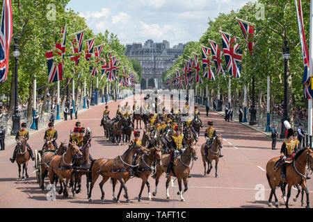 Die Mall, London, UK. 25. Mai 2019. 1450 Soldaten der Abteilung Haushalt und die King's Troop Royal Horse artillery, zusammen mit bis zu 400 Musiker aus dem Massierten Bands auf Horse Guards Parade für die erste von zwei formale Bewertungen, bevor die Farbe am 8. Juni 2019 und von Major General Ben Bathurst CBE, Major General Kommandeur der Haushalt Abteilung überprüft. Bild: Die Könige Troop Royal Horse artillery Rückkehr aus der Überprüfung. Credit: Malcolm Park/Alamy Leben Nachrichten. Stockfoto