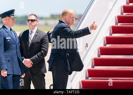 Washington, DC. 24. Mai 2019. . Us-Präsident Donald Trump gibt einen Daumen nach oben, als er Boards Air Force One bei Joint Base Andrews 24. Mai 2019 in Washington, DC. Trump ist Position heraus auf einen Staatsbesuch in Japan. Stockfoto