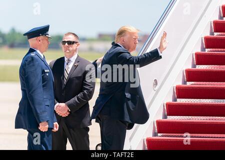Washington, DC. 24. Mai 2019. . Us-Präsident Donald Trump Wellen, als er Boards Air Force One bei Joint Base Andrews 24. Mai 2019 in Washington, DC. Trump ist Position heraus auf einen Staatsbesuch in Japan. Stockfoto