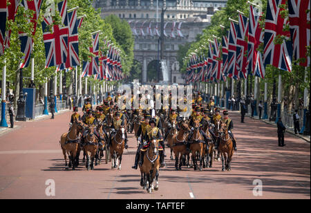 Die Mall, London, UK. 25. Mai 2019. 1450 Soldaten der Abteilung Haushalt und die King's Troop Royal Horse artillery, zusammen mit bis zu 400 Musiker aus dem Massierten Bands auf Horse Guards Parade für die erste von zwei formale Bewertungen, bevor die Farbe am 8. Juni 2019 und von Major General Ben Bathurst CBE, Major General Kommandeur der Haushalt Abteilung überprüft. Bild: Die Könige Troop Royal Horse artillery Rückkehr aus der Überprüfung. Credit: Malcolm Park/Alamy Leben Nachrichten. Stockfoto