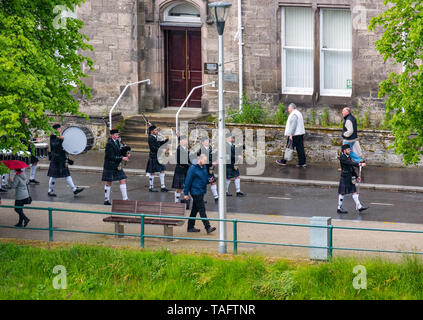 Inverness, Highlands, Schottland, Vereinigtes Königreich, 25. Mai 2019: einem marschierenden schottischen Pipe Band mit Dudelsäcken und Trommeln führt die vierte jährliche Anti-Stigma zu Fuß für die psychische Gesundheit von Birchwood Highland am Ufer des Flusses Ness und über die Ness Brücke in der Innenstadt organisiert. Die Veranstaltung ist Teil der Schottischen psychische Gesundheit Arts Festival Stockfoto