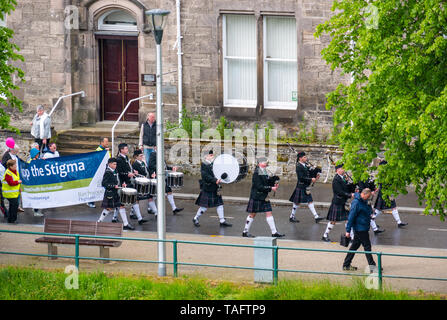 Inverness, Highlands, Schottland, Vereinigtes Königreich, 25. Mai 2019: einem marschierenden schottischen Pipe Band mit Dudelsäcken und Trommeln führt die vierte jährliche Anti-Stigma zu Fuß für die psychische Gesundheit von Birchwood Highland am Ufer des Flusses Ness und über die Ness Brücke in der Innenstadt organisiert. Die Veranstaltung ist Teil der Schottischen psychische Gesundheit Arts Festival Stockfoto