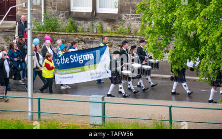 Inverness, Highlands, Schottland, Vereinigtes Königreich, 25. Mai 2019: einem marschierenden schottischen Pipe Band mit Dudelsäcken und Trommeln führt die vierte jährliche Anti-Stigma zu Fuß für die psychische Gesundheit von Birchwood Highland am Ufer des Flusses Ness und über die Ness Brücke in der Innenstadt organisiert. Die Veranstaltung ist Teil der Schottischen psychische Gesundheit Arts Festival Stockfoto