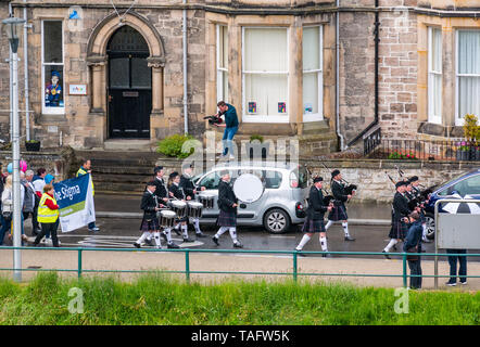 Inverness, Highlands, Schottland, Vereinigtes Königreich, 25. Mai 2019: einem marschierenden schottischen Pipe Band mit Dudelsäcken und Trommeln führt die vierte jährliche Anti-Stigma zu Fuß für die psychische Gesundheit von Birchwood Highland am Ufer des Flusses Ness und über die Ness Brücke in der Innenstadt organisiert. Die Veranstaltung ist Teil der Schottischen psychische Gesundheit Arts Festival Stockfoto