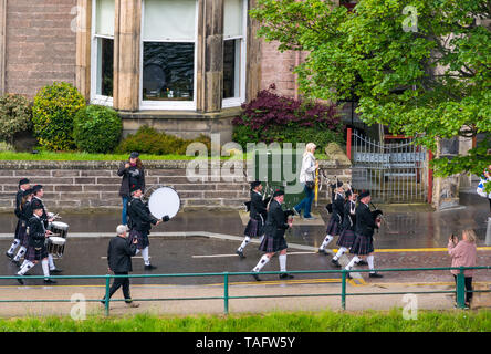 Inverness, Highlands, Schottland, Vereinigtes Königreich, 25. Mai 2019: einem marschierenden schottischen Pipe Band mit Dudelsäcken und Trommeln führt die vierte jährliche Anti-Stigma zu Fuß für die psychische Gesundheit von Birchwood Highland am Ufer des Flusses Ness und über die Ness Brücke in der Innenstadt organisiert. Die Veranstaltung ist Teil der Schottischen psychische Gesundheit Arts Festival Stockfoto