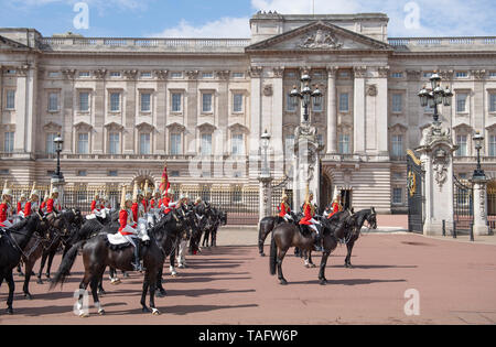 Buckingham Palace, London, Großbritannien. 25. Mai 2019. Montiert Household Cavalry Truppen der Rettungsschwimmer auf Parade außerhalb der Buckingham Palast vor dem ersten von zwei formale Bewertungen, bevor die Farbe am 8. Juni 2019 und von Major General Ben Bathurst CBE, Major General Kommandeur der Haushalt Abteilung überprüft. Credit: Malcolm Park/Alamy Leben Nachrichten. Stockfoto