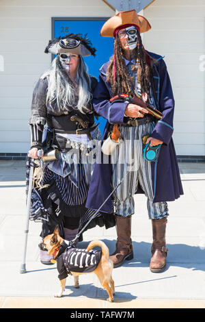 Swanage, Dorset, Großbritannien. 25. Mai 2019. Piraten kommen in Swanage für die Purbeck Pirate Festival an einem warmen sonnigen Tag. Pirate Paar mit Pirate tuckern. Credit: Carolyn Jenkins/Alamy leben Nachrichten Stockfoto