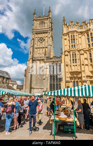 Cirencester Gloucestershire. Samstag, den 25. Mai 2019. An einem schönen Tag im Mai, Menschen genießen Sie die Vielfalt von Erzeugnissen auf dem Bauernmarkt, auf dem Markt in Cirencester in Gloucestershire. Credit: Terry Mathews/Alamy leben Nachrichten Stockfoto