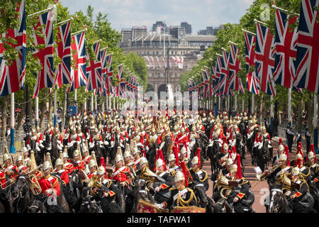 Die Mall, London, UK. 25. Mai 2019. 1450 Soldaten der Abteilung Haushalt und die King's Troop Royal Horse artillery, zusammen mit bis zu 400 Musiker aus dem Massierten Bands auf Horse Guards Parade für die erste von zwei formale Bewertungen, bevor die Farbe am 8. Juni 2019 und von Major General Ben Bathurst CBE, Major General Kommandeur der Haushalt Abteilung überprüft. Bild: Montierte Household Cavalry Truppen wieder aus der Prüfung. Credit: Malcolm Park/Alamy Leben Nachrichten. Stockfoto