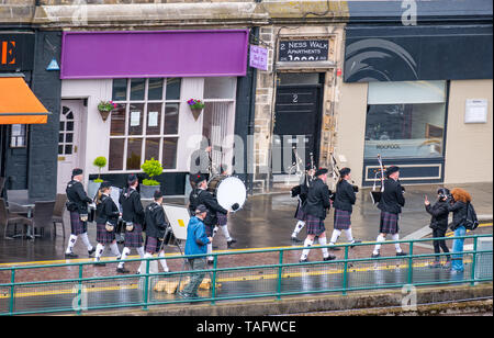 Inverness, Highlands, Schottland, Vereinigtes Königreich, 25. Mai 2019: einem marschierenden schottischen Pipe Band mit Dudelsäcken und Trommeln führt die vierte jährliche Anti-Stigma zu Fuß für die psychische Gesundheit von Birchwood Highland am Ufer des Flusses Ness und über die Ness Brücke in der Innenstadt organisiert. Die Veranstaltung ist Teil der Schottischen psychische Gesundheit Arts Festival Stockfoto