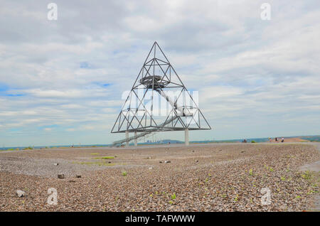 Bottrop, Deutschland - 29. Juli 2018: Tetraeder in Bottrop an einem bewölkten Sommertag. Eine begehbare Stahlkonstruktion in der Form eines Tetraeders auf die Mine dump gebaut ist ein beliebtes Ausflugsziel. Stockfoto